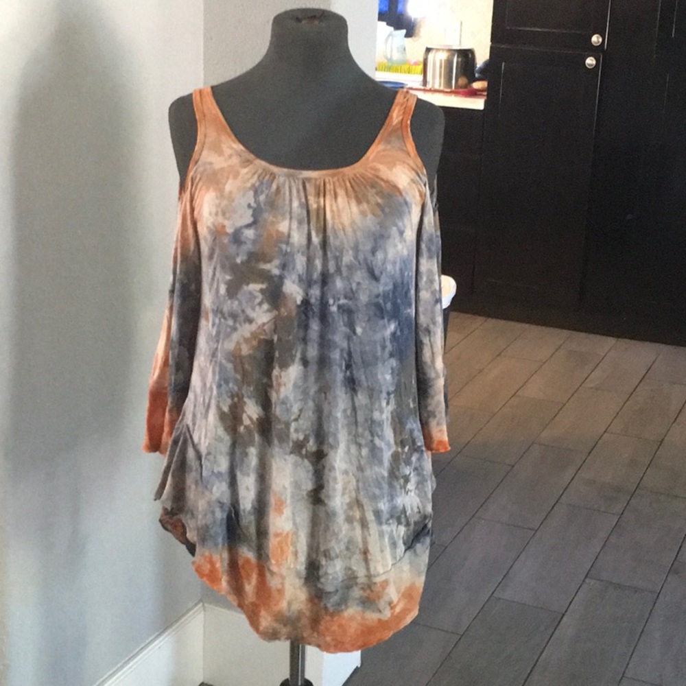 T-Party cold shoulder Top!